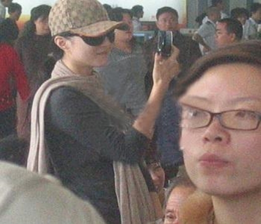 
Một lần khác, khi bắt gặp paparazzi chụp trộm mình, Phạm Băng Băng đã có hành động hài hước là rút điện thoại ra chụp lại và đăng lên diễn đàn "mỉa mai" anh ta "thiếu chuyên nghiệp".