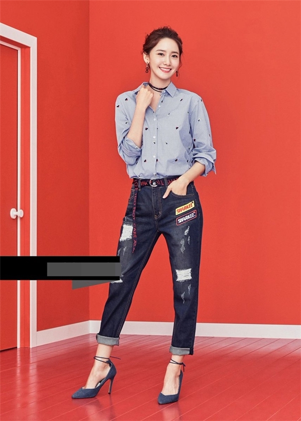
Một phiên bản mix&match khác dành quần rách baggy phủi bụi chính là chọn một áo sơ mi như thế này, đừng quên diện chung cùng dây choker như Im Yoona nhé!
