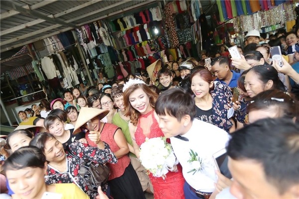 
Cô dâu chuyển giới Thảo My trong sự vây quanh của người dân tại chợ Bỉm Sơn, Thanh Hóa