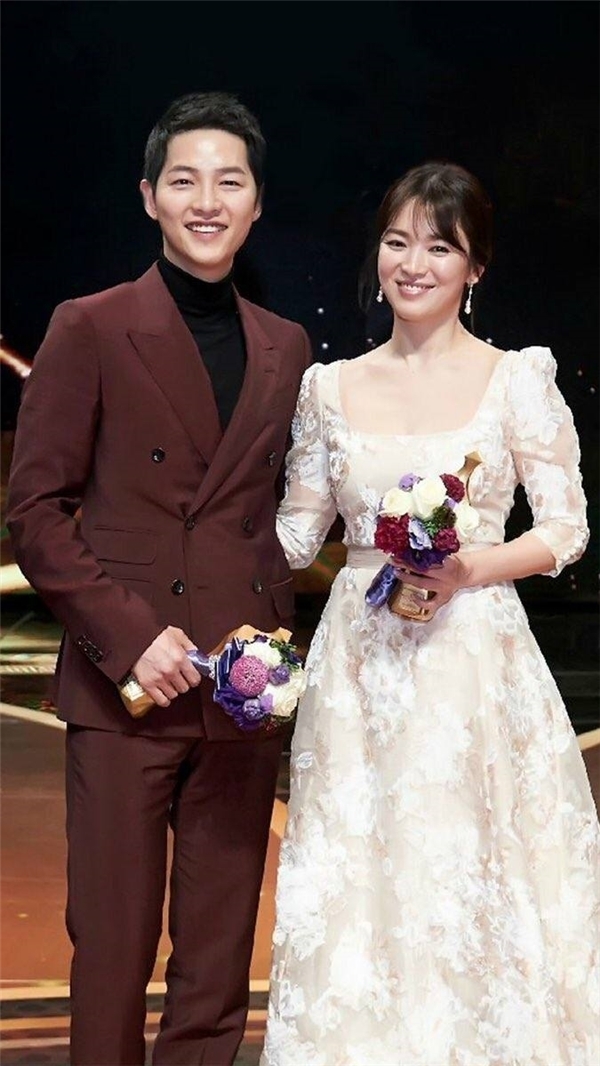 
Trước những "áp lực" hiện tại, người hâm mộ lo lắng cho sức khỏe của Song Joong Ki trước thềm trở thành "chồng nhà người ta".