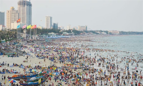  
Mùa hè, du khách đến Bãi Sau Vũng Tàu nghỉ dưỡng rất đông.