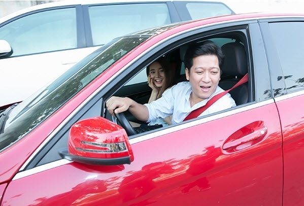  
Với thu nhập hiện tại, Trường Giang đang sở hữu 2 chiếc xe hơi, một chiếc màu đỏ trị giá gần 2 tỉ đồng. - Tin sao Viet - Tin tuc sao Viet - Scandal sao Viet - Tin tuc cua Sao - Tin cua Sao