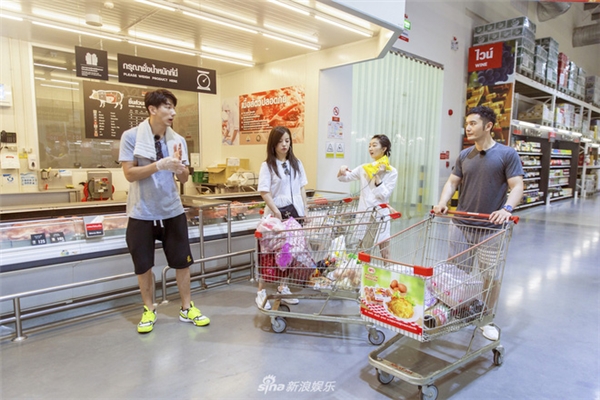 
Các thành viên cùng nhau đi chợ mua thực phẩm.
