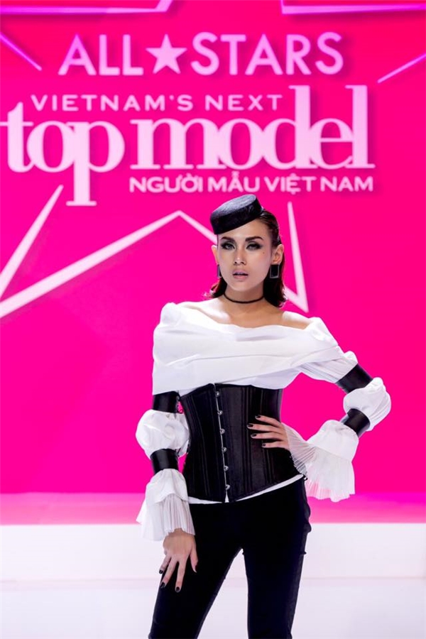 
Giám khảo Võ Hoàng Yến của Vietnam's Next Top Model phiên bản All Stars. - Tin sao Viet - Tin tuc sao Viet - Scandal sao Viet - Tin tuc cua Sao - Tin cua Sao