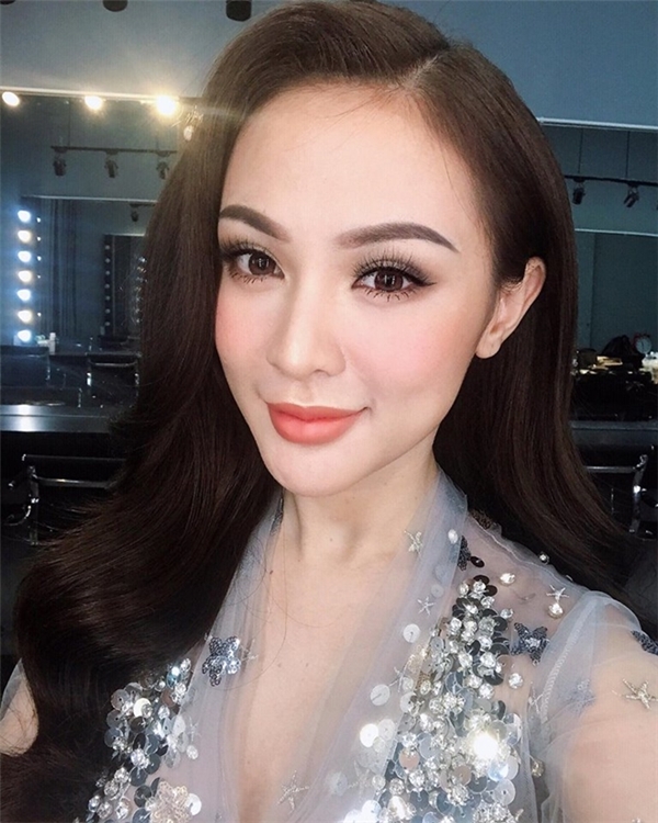 
Hình ảnh Kelly Nguyễn sexy "hết nấc" được thay thế bằng một công chúa “kẹo ngọt” chỉ nhờ trang điểm tone má cam thôi đấy.