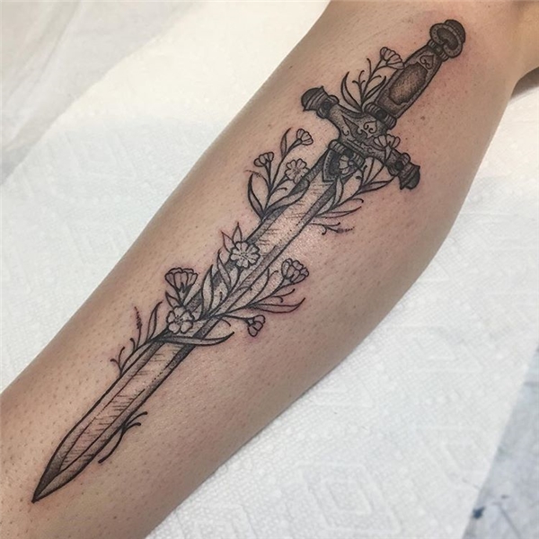
Hình xăm thanh gươm Godric Gryffindor là một điểm nhấn tuyệt đẹp trên cánh tay.