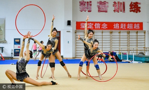 
Đội thể dục nghệ thuật Thiểm Tây từng được giải Quán quân Hạng mục đồng đội tại đại hội thể dục thể thao toàn Trung Quốc. Họ được mọi người nhận xét là đội nhóm có tinh thần đồng đội cao và kỹ thuật đồng đều nhất Trung Quốc.