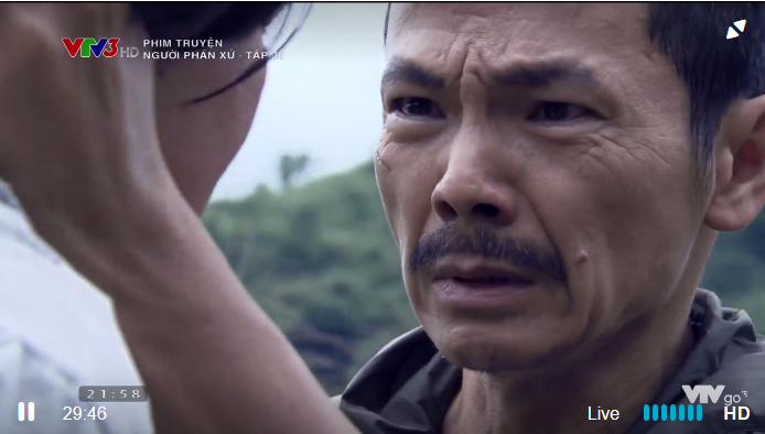 
Sau khi nổ súng, Lương Bổng không giấu được nỗi đau, khóc nghẹn ôm lấy A Lý.