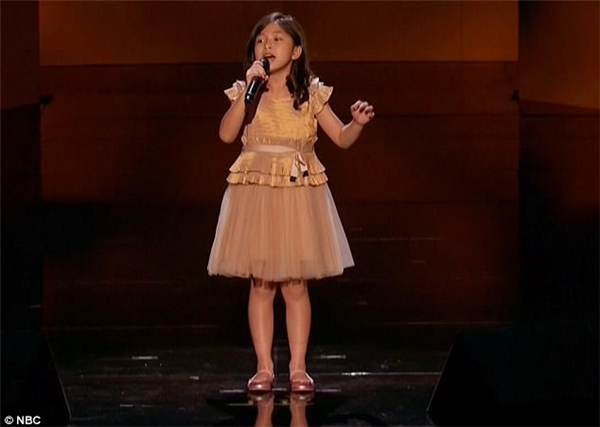 
Cô bé 9 tuổi Đàm Chỉ Quân sở hữu giọng hát nội lực và truyền cảm.