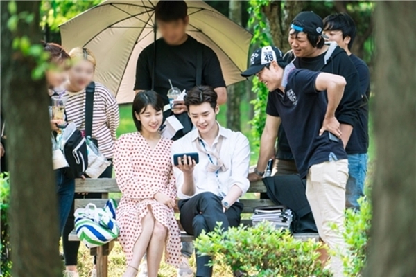 
Ảnh hậu trường của phim truyền hình While You Were Asleep do Lee Jong Suk đóng chính cùng Suzy.