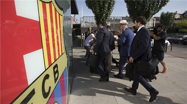 
Các đại diện của Neymar (PSG?) đến Barcelona để "chuộc" lại Neymar.