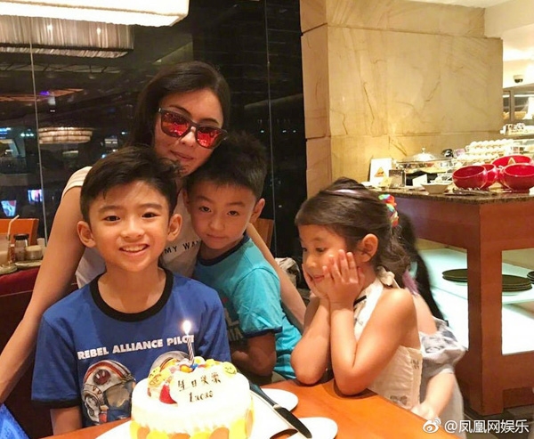 
Trương Bá Chi một mình tổ chức sinh nhật cho con trai.