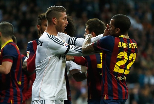 
 Dani Alves và Sergio Ramos là hai “kẻ thù không đội trời chung”.