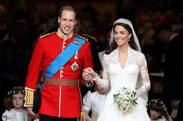 
Hoàng tử William và công nương Kate Middleston khiến nhiều người ngưỡng mộ khi có một lễ cưới lãng mạn, đậm chất cổ tích tại tu viện Westminster (London, Anh) vào hồi tháng 4/2011. Tổng chi phí của sự kiện quan trọng này lên đến 32 triệu USD (815 tỷ đồng), đứng vị trí thứ 4 trong những lễ cưới xa hoa nhất. 