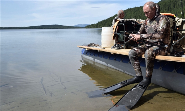 
Mặc dù nhiệt độ nước tại các hồ ở Siberia trong thời gian này là mức 4-5 độ, nhưng điều đó vẫn không ngăn cản ông Putin tham gia hoạt động lặn yêu thích của mình.