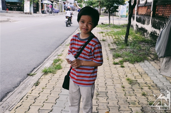 
Em Võ Long Giang (11 tuổi, An Giang) mỗi mùa hè lại lên Sài Gòn bán vé số phụ giúp gia đình