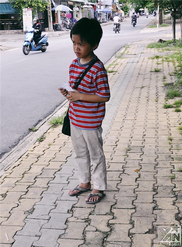 
Với những đứa trẻ như Giang, đi học không chỉ là niềm vui mà còn là gánh nặng cơm áo gạo tiền