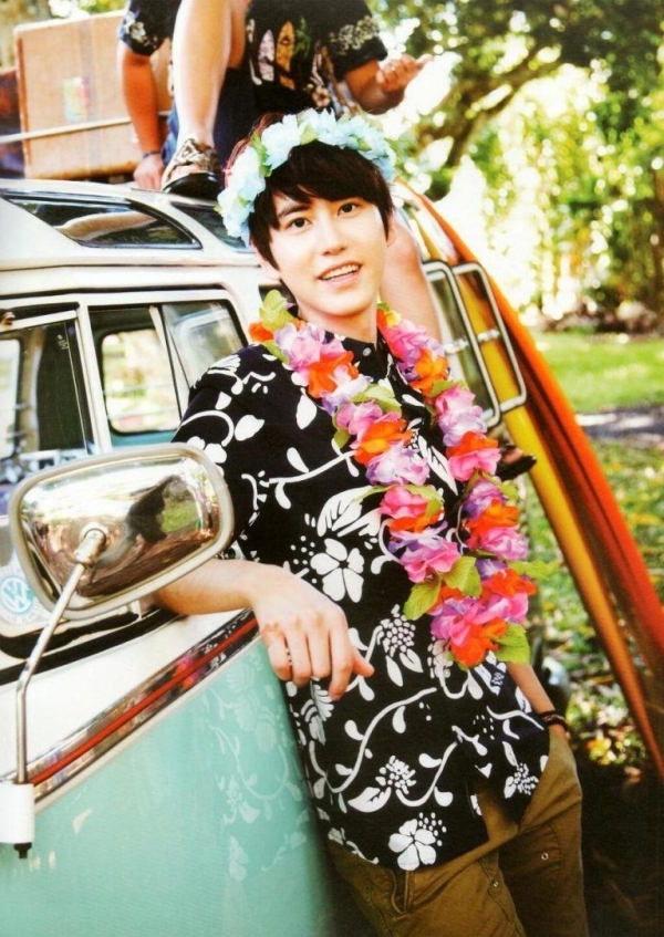 
Kyuhyun (Super Junior) diện áo sơ mi họa tiết hoa trắng trên nền vải đen ấn tượng cùng những chiếc vòng hoa đeo cổ, đội đầu khiến anh chàng không khác gì trai Hawaii.