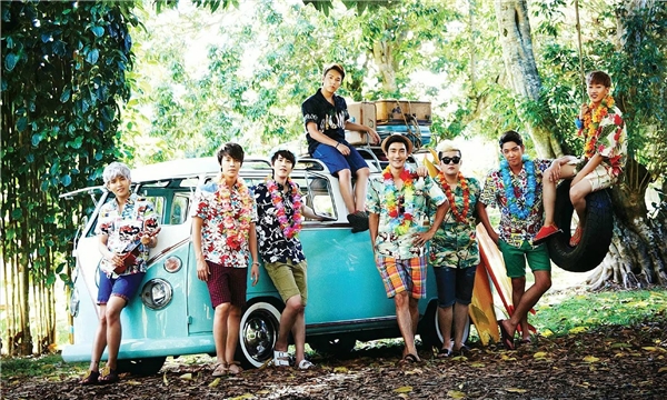 
 Super Junior dường như đã thổi bay cái nóng của mùa hè với phong cách Hawaii.