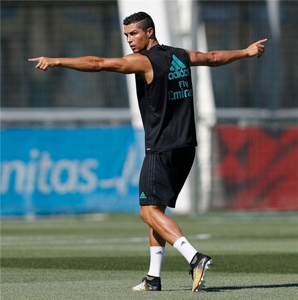 
Ronaldo đã quay trở lại tập luyện cùng "kền kền trắng".
