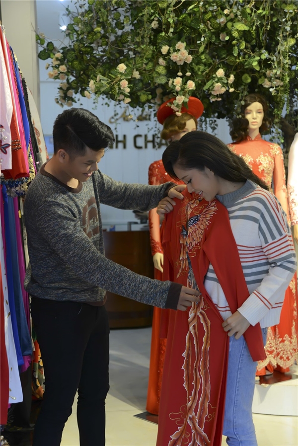 
Lê Phương và Trung Kiên có mặt tại showroom để thử áo dài cưới cho hôn lễ sắp tới. - Tin sao Viet - Tin tuc sao Viet - Scandal sao Viet - Tin tuc cua Sao - Tin cua Sao