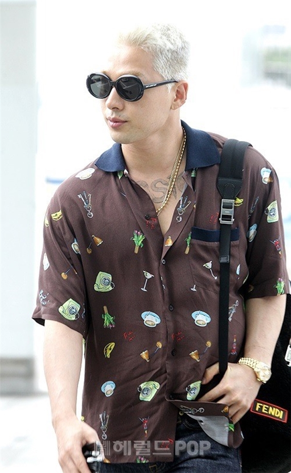 
“Đọ sức” với G-Dragon trong xì tai pyjama còn có Taeyang: chiếc áo mang hơi hướm đồ ngủ in đầy họa tiết tiệc tùng bắt mắt thế này khiến người khác nhanh chóng nhận ra giọng ca của BIG BANG trong vòng 1 nốt nhạc.