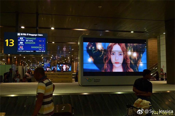 
Các "sao vàng" cũng đã mua quảng cáo tại tất cả bảng led trong khu vực lấy hành lý của sân bay Incheon (Hàn Quốc) để quảng bá cho teaser mới nhất của Jessica trong suốt tháng 8. Các bảng led này luôn hoạt động 24/7 và teaser của Jessica sẽ được phát ít nhất 100 lần/ngày.