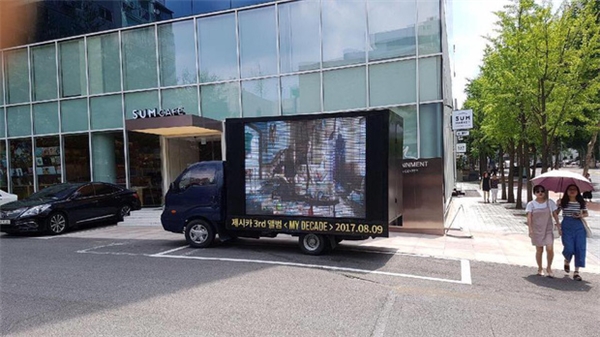 
Bên cạnh đó, fan còn thuê hẳn một chiếc xe có gắn bảng led trên thân xe nhằm chiếu teaser Summer Storm của Jessica để chạy vòng quanh thủ đô Seoul. Chiếc xe này cũng sẽ chạy quanh tòa nhà SM và Coridel – là công ty quản lý cũ và hiện tại của Jessica.