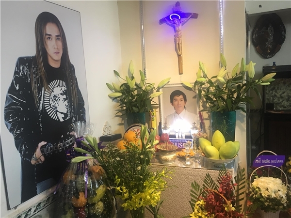 
Trong 49 ngày của Minh Thuận, nhiều khán giả đã mua hoa thể hiện sự nhớ nhung, tiếc thương cho một người nghệ sĩ tài hoa bạc mệnh.  - Tin sao Viet - Tin tuc sao Viet - Scandal sao Viet - Tin tuc cua Sao - Tin cua Sao
