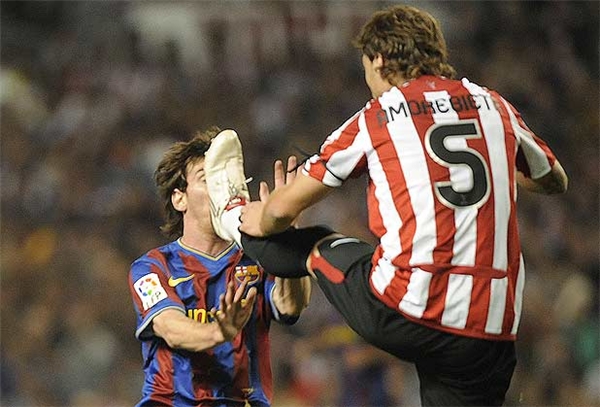 
Messi "ăn" trọn gầm giày của một cầu thủ Atletic Bilbao vào mặt.