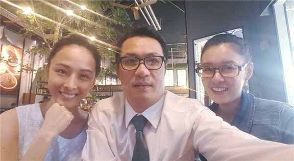 
Hoa hậu Phương Nga xinh đẹp bên cạnh bạn thân Thùy Dung và luật sư Nguyễn Văn Quynh sau khi tại ngoại.