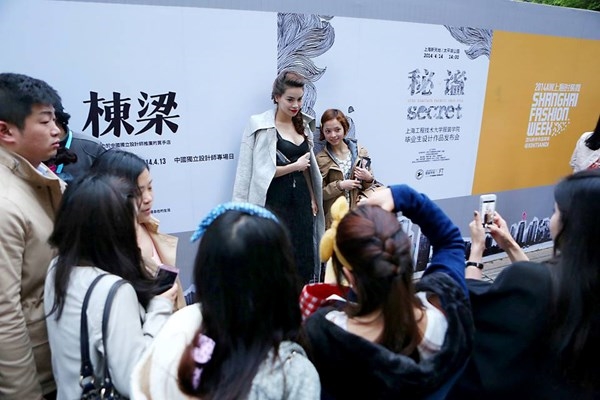 
Hồ Ngọc Hà tới Thượng Hải để tham gia Shanghai Fashion Week 2014 với tư cách là người mẫu Việt duy nhất và vedette cho bộ sưu tập của nhà thiết kế Kelly Bùi. - Tin sao Viet - Tin tuc sao Viet - Scandal sao Viet - Tin tuc cua Sao - Tin cua Sao