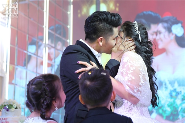 
Cũng trên sân khấu tổ chức lễ cưới, Trung Kiên - Lê Phương còn dành cho nhau một nụ hôn dài trước sự chứng kiến của tất cả mọi người. - Tin sao Viet - Tin tuc sao Viet - Scandal sao Viet - Tin tuc cua Sao - Tin cua Sao