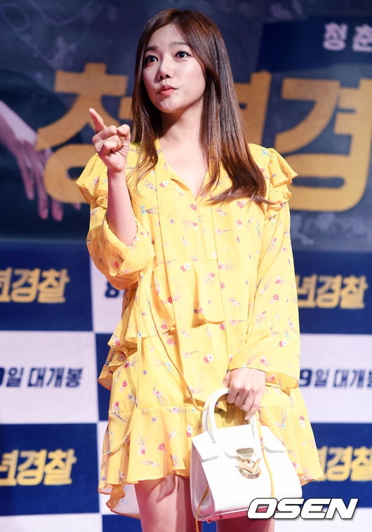 
Nữ diễn viên Lee Chae Young trẻ trung và rạng rỡ trong bộ trang phục màu vàng.