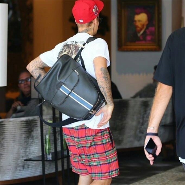 
Không biết có phải đi trễ hay không mà "học sinh" Justin Bieber lại đeo balo ngược thế này.