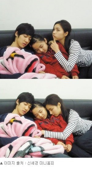 
Shin Se Kyung nghịch ngợm tạo dáng bên cạnh Shin Ae và Kang Se Ho (Lee Kikwang) đang ngủ say.