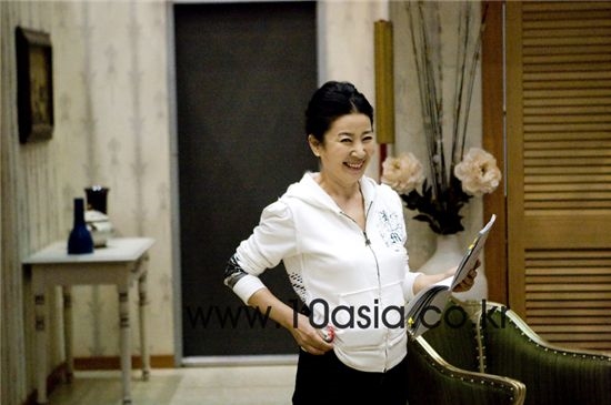 
Cố diễn viên Kim Ja Ok (vai cô hiệu phó) vui vẻ, rạng rỡ trước khi đến cảnh quay.