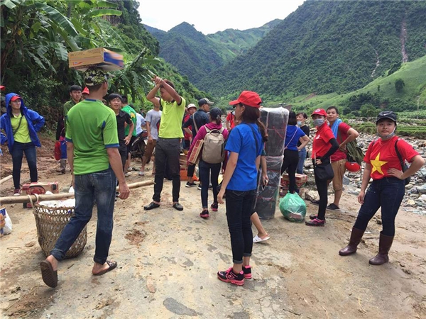Nhiều đoàn từ thiện đã đưa lương thực tới rỗn lũ Sơn La.
