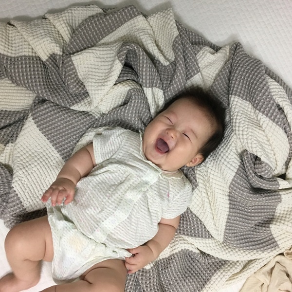 
Bé Ah Jun 5 tháng tuổi đang làm tan chảy biết bao trái tim của cư dân mạng vì có điệu cười quá dễ thương
