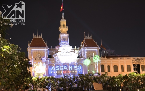 Người Sài Gòn thích thú với màn biểu diễn ánh sáng đồ hoạ 3D tại UBND thành phố