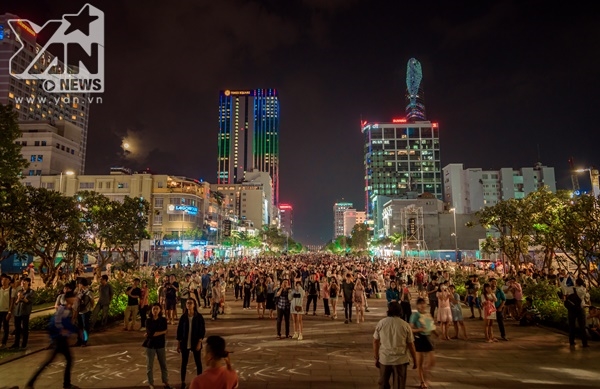 Người Sài Gòn thích thú với màn biểu diễn ánh sáng đồ hoạ 3D tại UBND thành phố