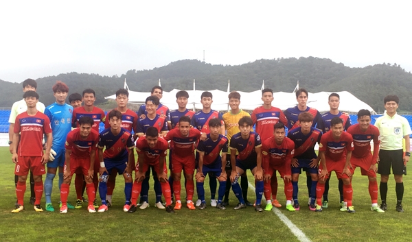 
U22 Việt Nam cùng các cầu thủ Busan FC trước trận đấu.
