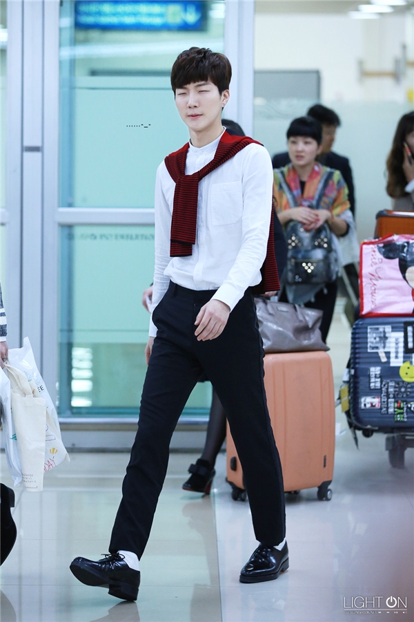 
Thời trang sân bay của Seunghoon đơn giản nhưng "chất lừ", lại còn khoe được đôi chân dài.
