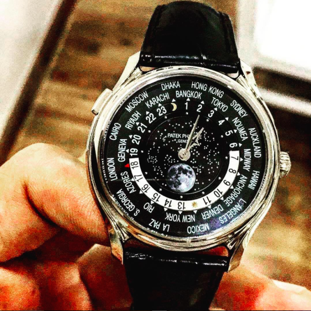 
Chiếc đồng hồ Patek Philippe mang tên World Time Moon này có giá khoảng 46.000 Franc Thụy Sỹ (tương đương hơn 1 tỉ đồng).
