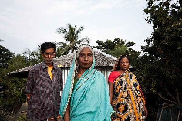 
Người dân ở vùng ngoại ô Bangladesh đã nảy ra ý tưởng chế tạo ra chiếc điều hòa không dùng điện khi phải sống trong những chiếc lều thiếc nóng nực, nhiệt độ ngoài trời lên đến 45 độ C.