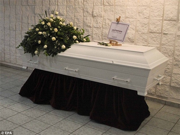 
Đám tang của Julia diễn ra sau hơn 150 năm 