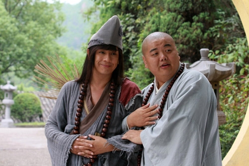 
Trong những năm gần đây nam tài tử liên tục "gây sốt" màn ảnh xứ Trung qua vai diễn Tế Điên (Tế Công) trong ba phần của phim Tân Hoạt Phật Tế Công. 