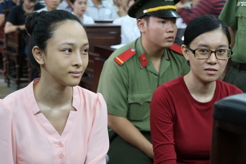 
Phương Nga và Thùy Dung tại phiên tòa ngày 29-6