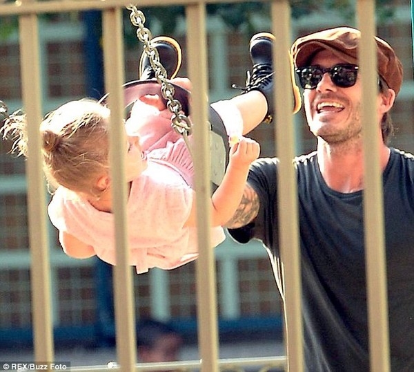 
Nụ cười hạnh phúc của người cha khi vui đùa cùng con gái.