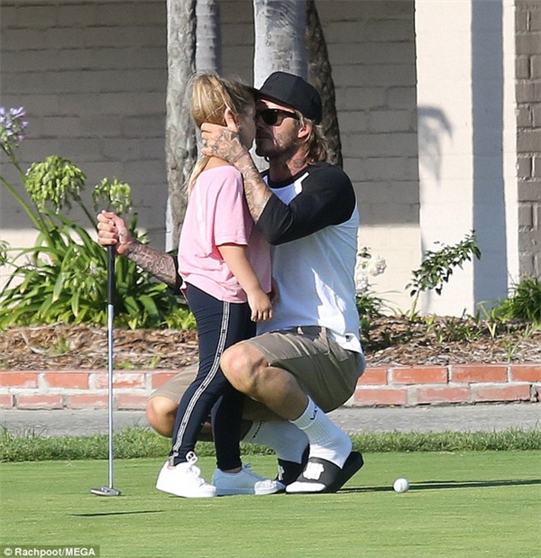 
Beckham thể hiện tình yêu với con gái ngay cả khi ra ngoài.